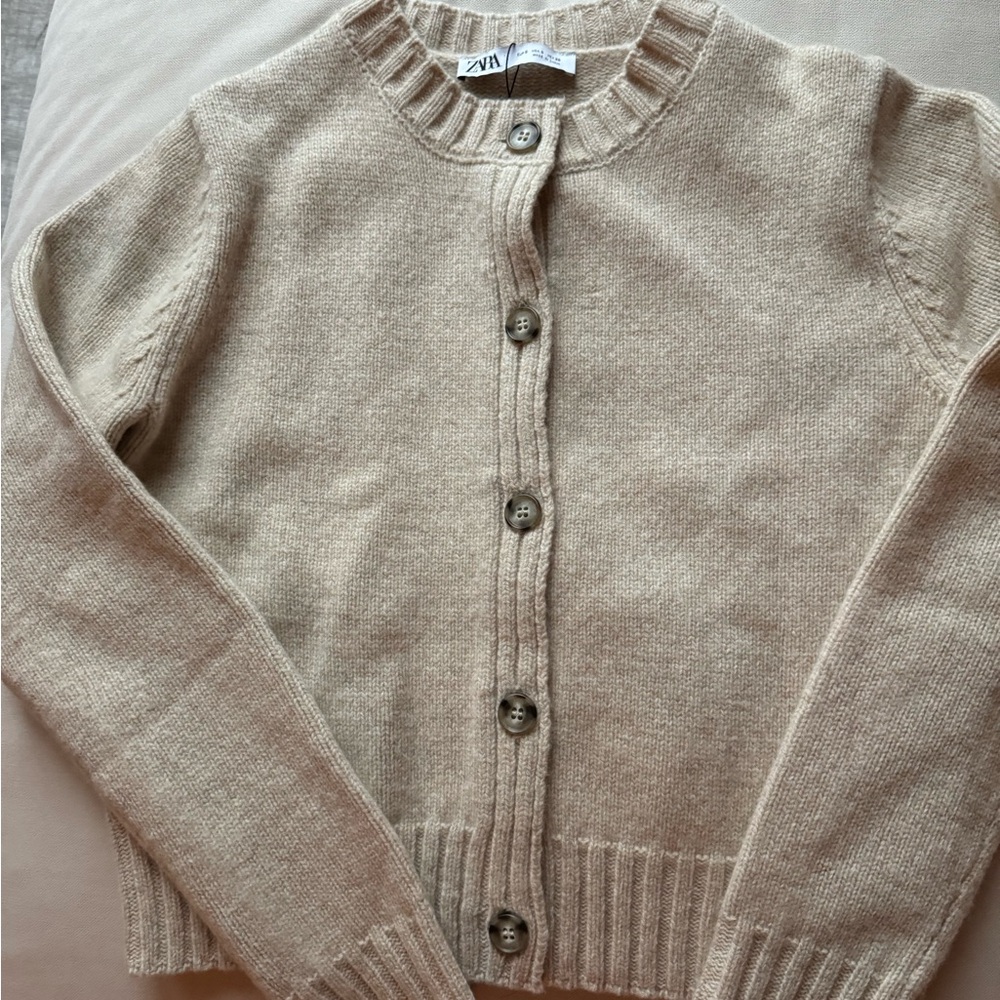 Zara Wool Cardigan
Size small
Never worn 

#zara #cardigan